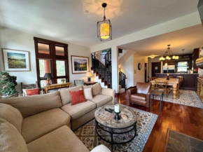 Luxury Townhome w/ Views, Private Jacuzzi & Garage
